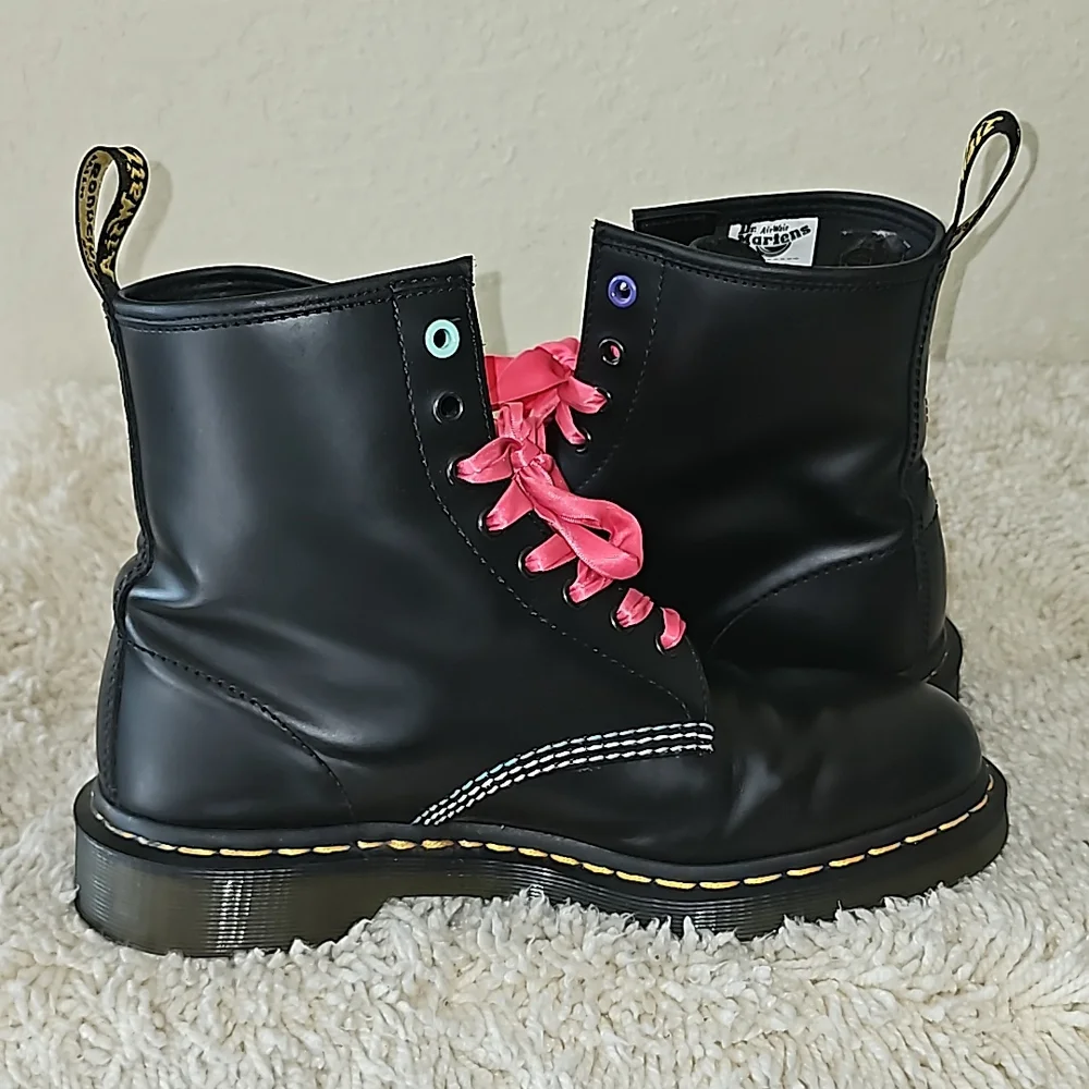 Dr. Martens X Hello Kitty & Friends Boots - Picture 8 of 16